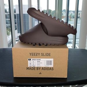 YEEZY SLIDE — COLOR: SOOT/SOOT/SOOT — STYLE G55495 — SIZE US 5